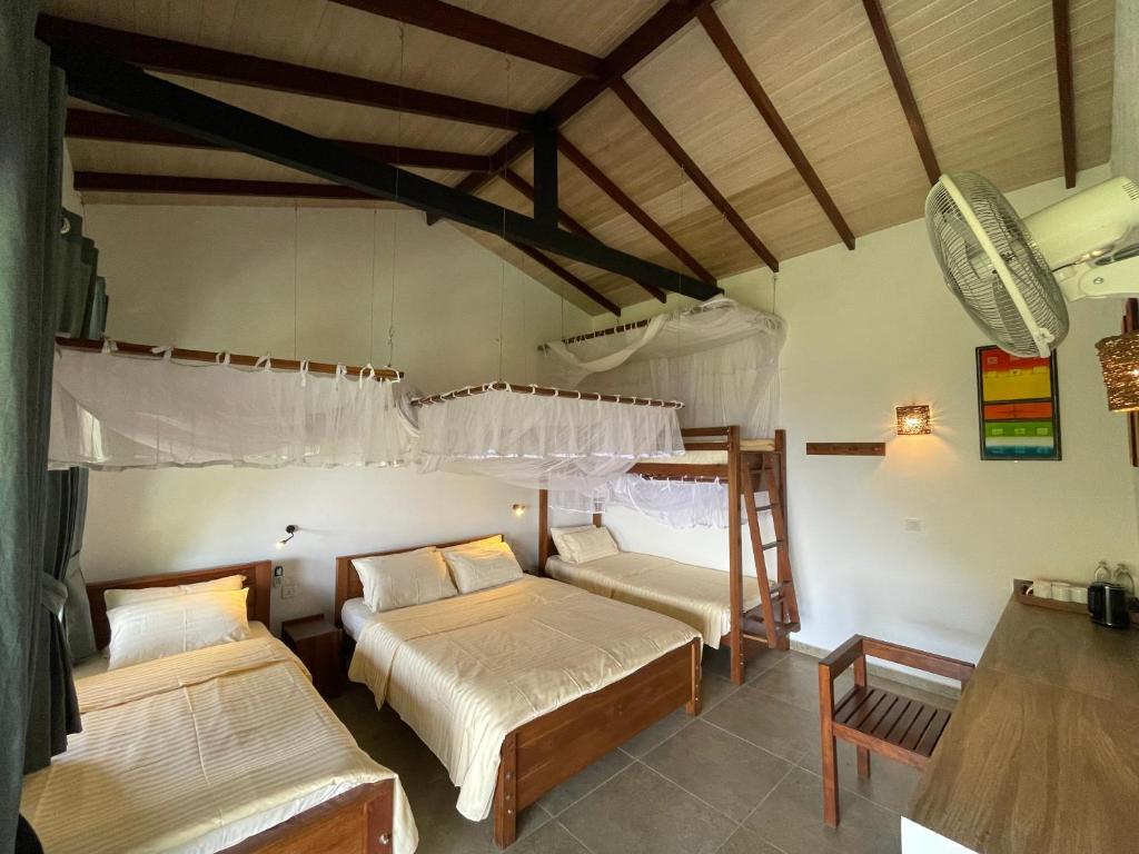 A balcony above the gap
